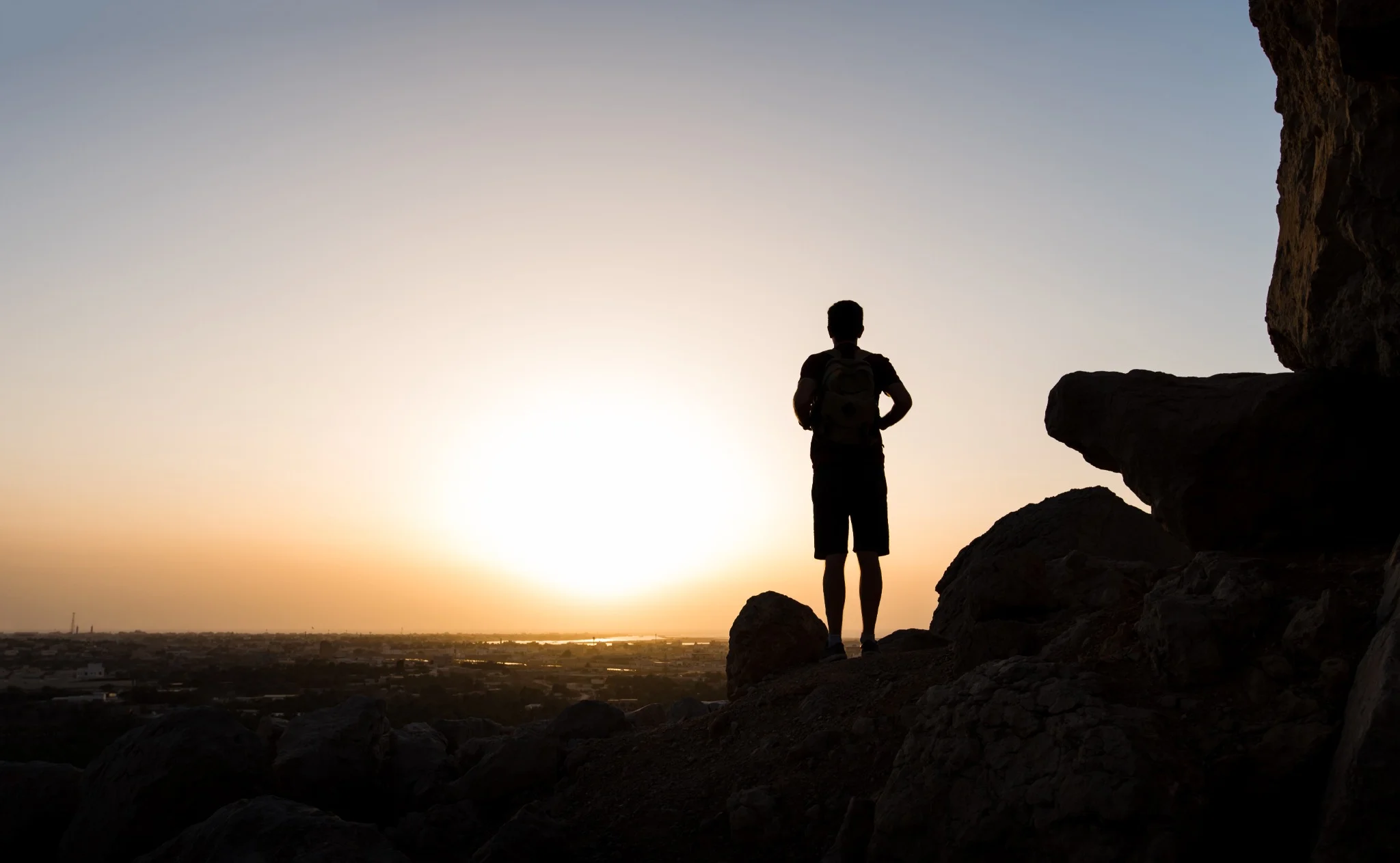 Silhouette sur formation rocheuse